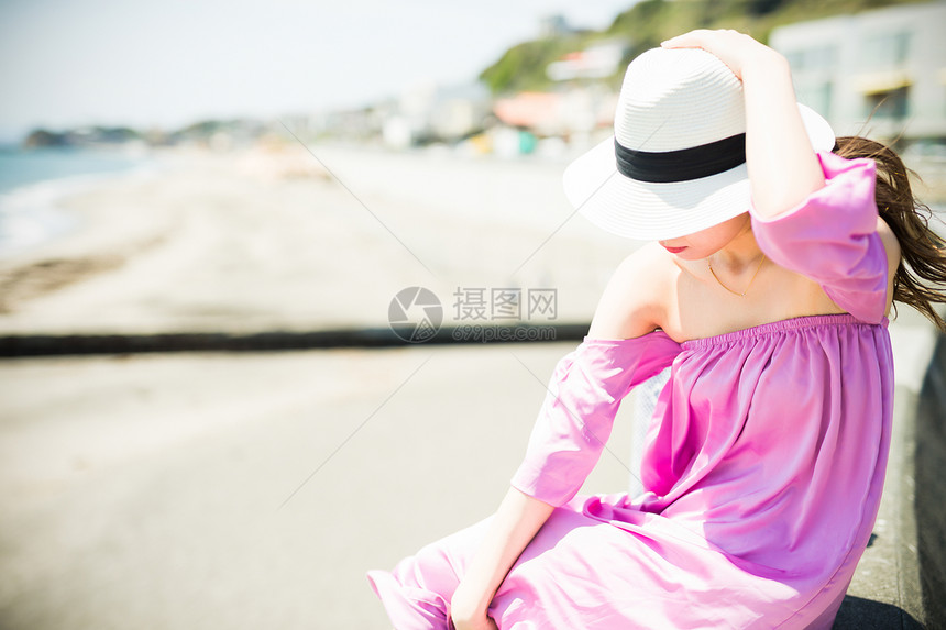 在海边玩耍的年轻女性图片