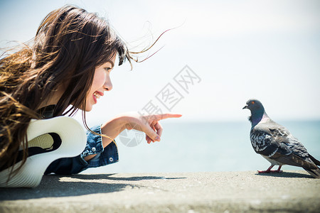 海边躺在沙滩上的美女图片