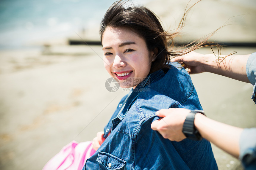 年轻女子在海边度假图片