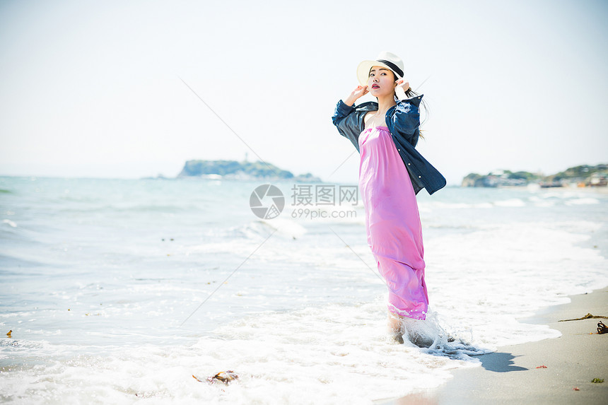 在海边度假的女子图片