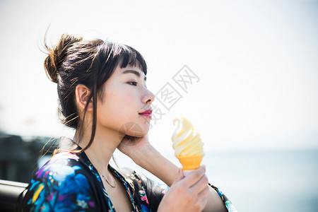 夏日女孩在海边图片