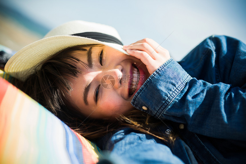 在海边的女人笑容满面图片