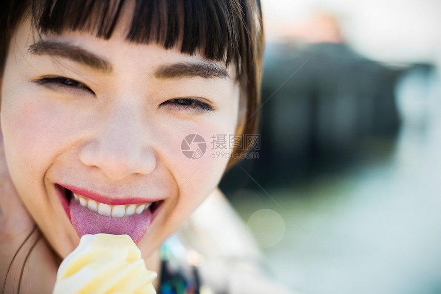 在海边的女人吃冰淇淋图片