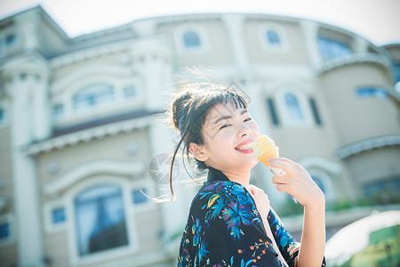 年轻女孩户外吃冰淇淋图片