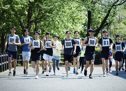 参加马拉松比赛的跑步爱好者图片