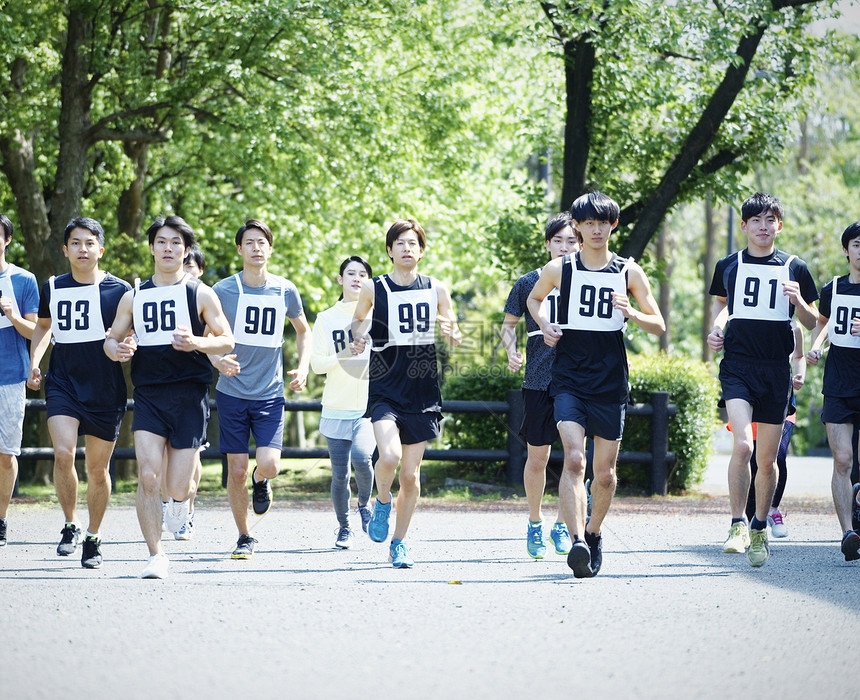 奔跑者们参加马拉松比赛图片
