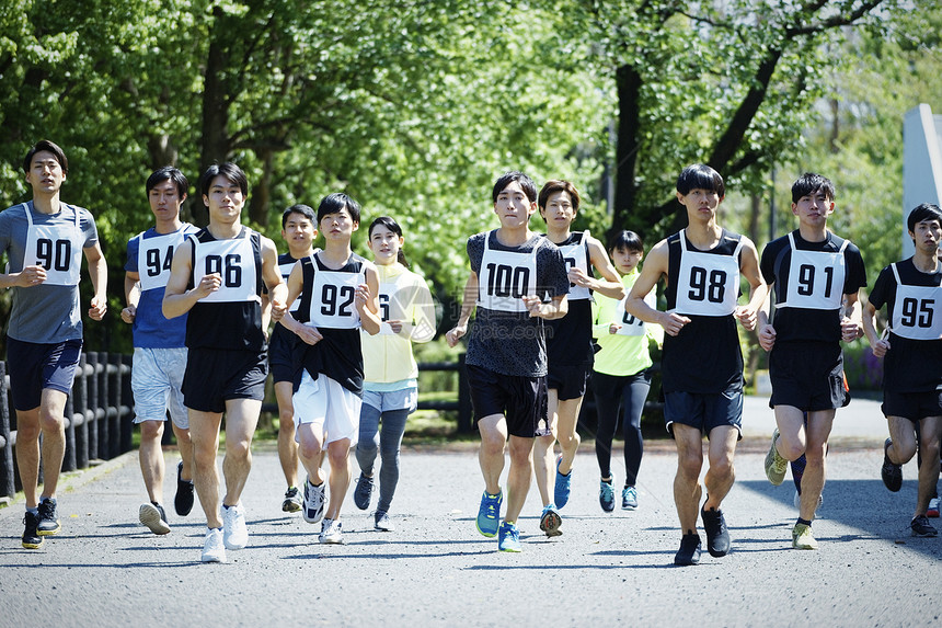 奔跑者们参加马拉松比赛图片