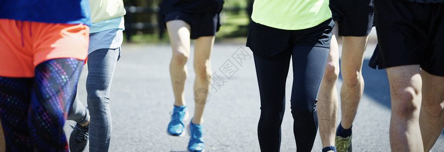 爱好跑步者跑马拉松比赛腿部图片