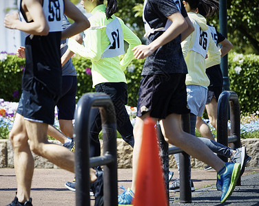 参加马拉松比赛的奔跑者腿部特写图片