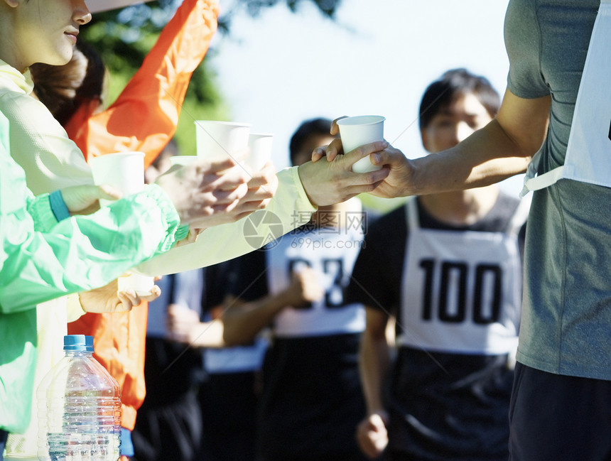 马拉松比赛供水站给参赛者补给水分图片