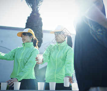 女人在马拉松比赛供水站送水图片