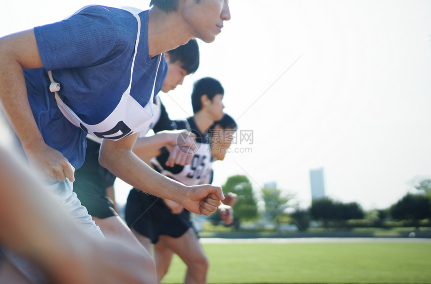 男人起步跑马拉松比赛图片