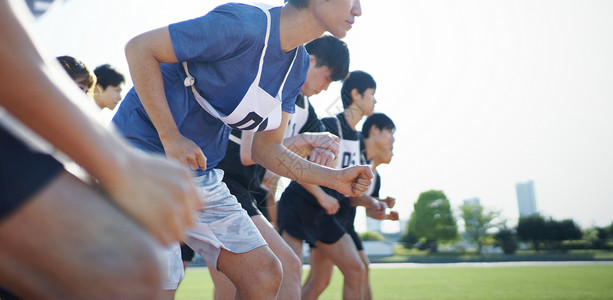 男人起步跑马拉松比赛图片