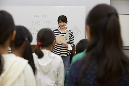 课堂上认真教学的青年老师图片