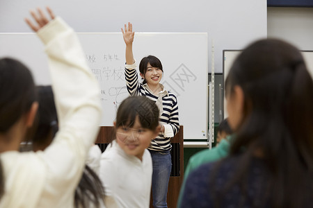 课堂上举手提问的女孩图片