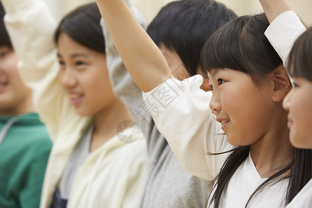 小学生课堂上举手回答问题背景图片