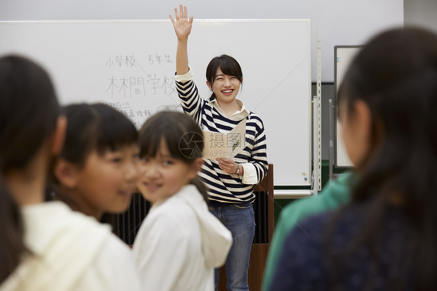 课堂上的老师和学生们图片