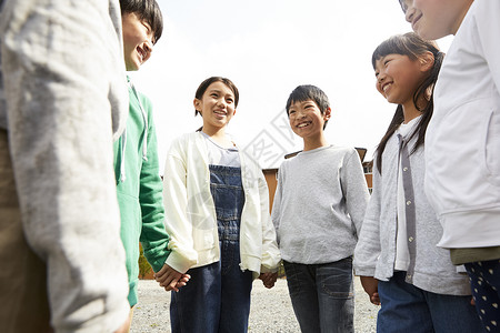 在学校参加暑期课外培训的学生图片