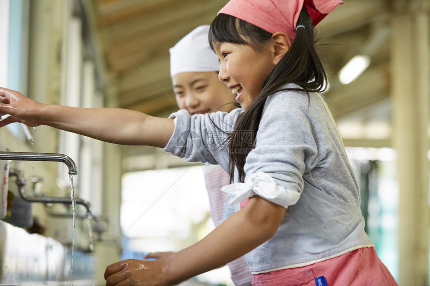 欣赏女孩夏天森林学校小学学生洗手图片