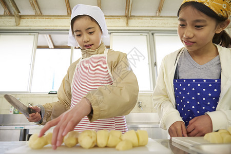 厨房里处理食材切块的孩子们图片