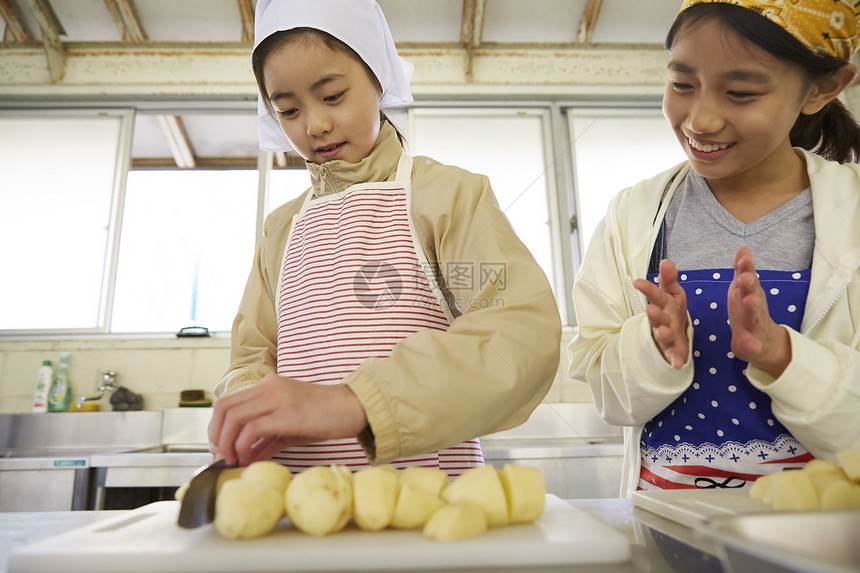 将土豆切块的小女孩图片