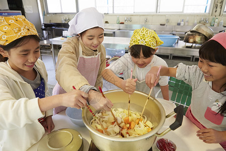 在大锅里料理的女孩们图片