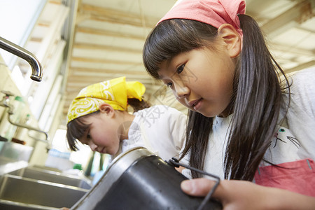 清洗淘米的小厨娘背景图片