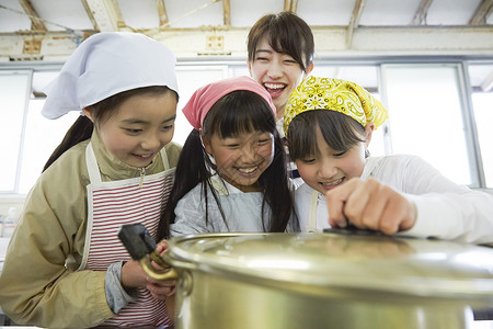 小学生作文选封面小学生暑期实践课学习烹饪背景