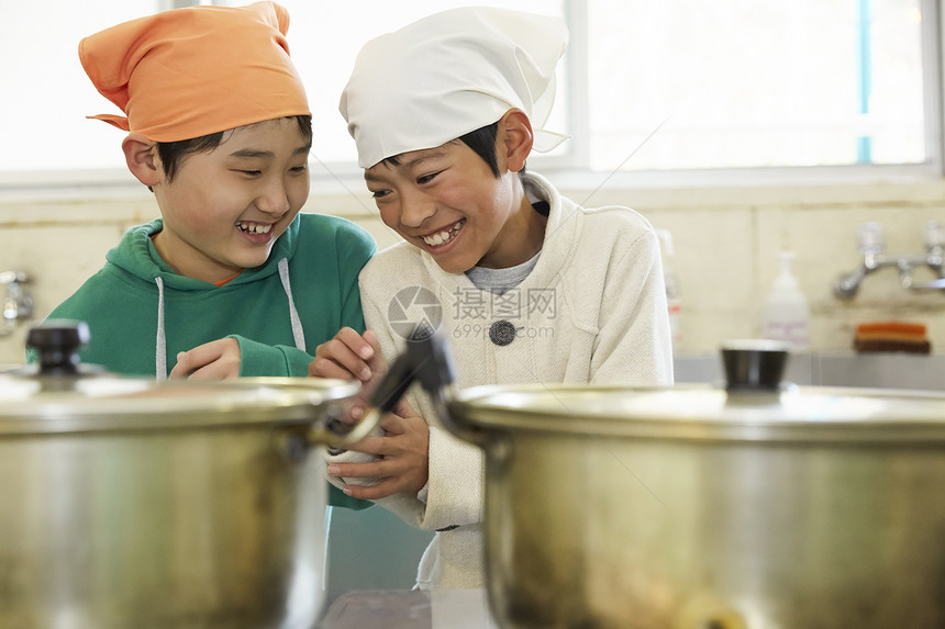 小学生在学校学习暑期烹饪培训课图片