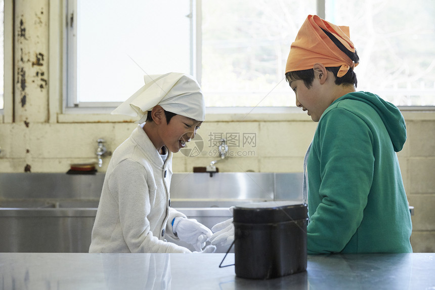 参加暑期实践的小学生图片