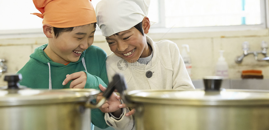 小学生在学校学习暑期烹饪培训课图片