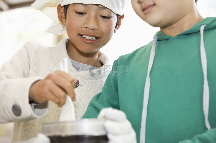 小学生户外活动做饭图片