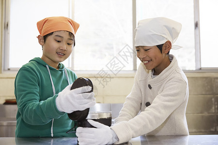 小学生户外活动做饭图片