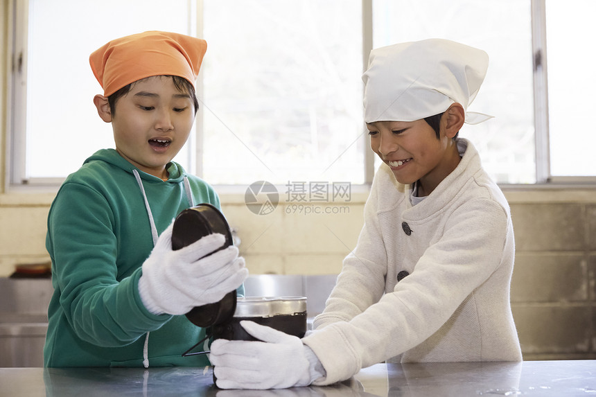 小学生户外活动做饭图片
