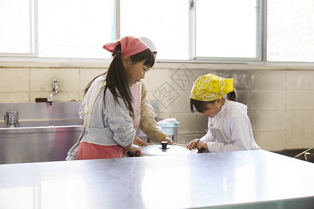 小学生户外活动做饭图片