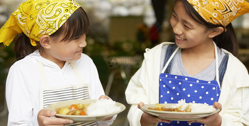 小学生户外活动做好饭图片