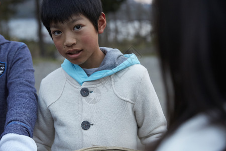 户外快乐的小学生拿木柴篝火图片