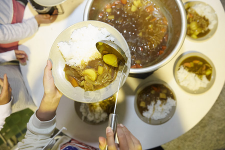 打饭学生假期学校小学生在打饭吃背景