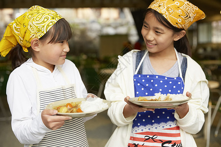 小学生在学校学习暑期烹饪培训课图片