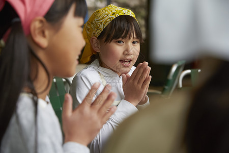 小学生在学校学习暑期烹饪培训课图片