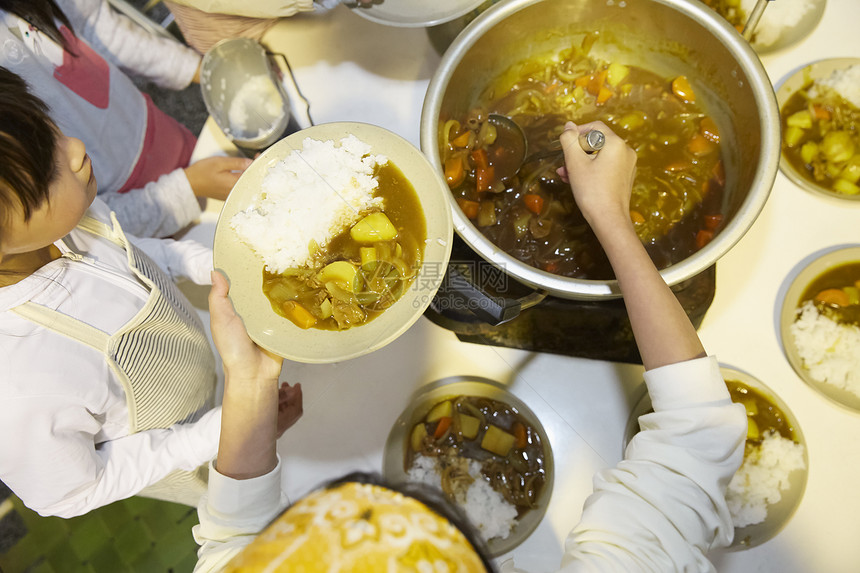 小学生在学校学习暑期烹饪培训课图片