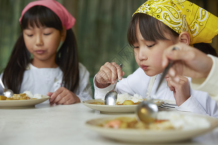 小学生在学校学习暑期烹饪培训课图片