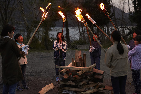 女生火焰素材小学生参加校园户外篝火背景