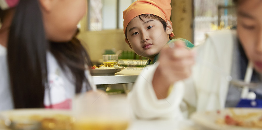 小学生在学校学习暑期烹饪培训课图片