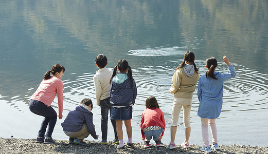 小学生参加暑期户外实践活动图片