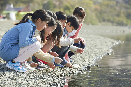 小学生参加暑期户外实践活动图片