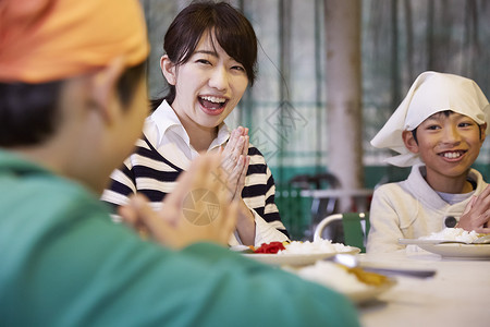 感恩回馈活动在暑期社会活动上享受午餐的小学生背景