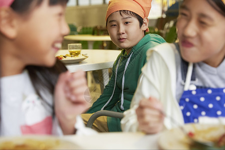 在暑期社会活动上享受午餐的小学生图片