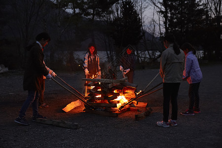 学生们享受夜晚的篝火图片