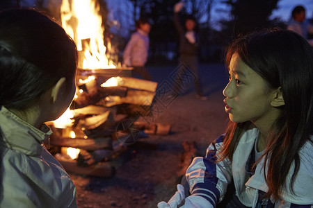 晚上学习孩子学生们享受夜晚的篝火背景